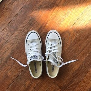 Gray low top converse